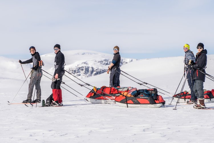 Kuvassa oppilaat opettajan kanssa, hiihtovaelluksella 2025