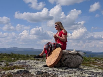 Laulaja Ingá-Máret Gaup-Juuso esiintyy Väyläfestivaalin pihajuhlassa.